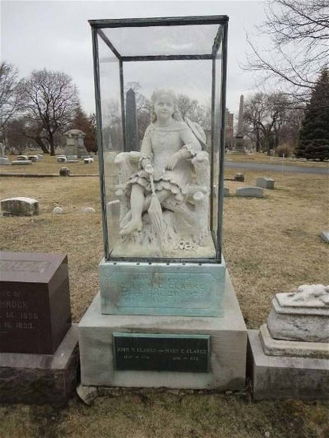 這個等身大小的墓碑也是一個傷心的母親為她女兒做的