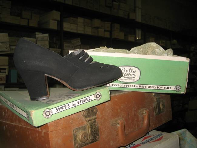 他們發現有很時尚的女鞋，即便已經陳放了多年，鞋子的狀況還是很不錯。