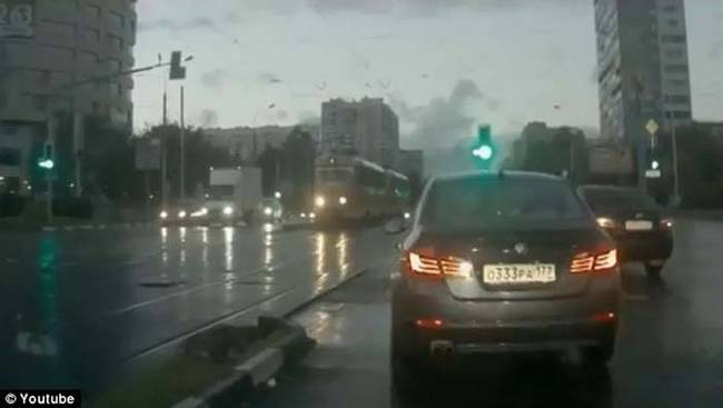 這只是個平凡的下雨天，號誌轉綠燈了，而車輛也繼續行駛。
