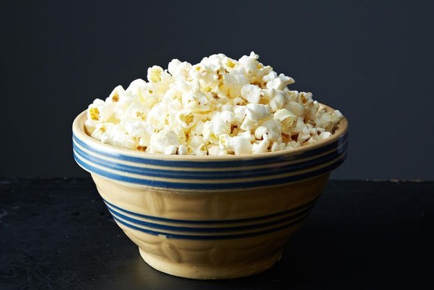 自制的爆米花可以让你吃得远比电影院卖的、或微波炉爆米花还要健康，而且作法非常容易，只要干燥玉米粒、奶油和深一点的锅子就可以了！你可以随喜好选择要做咸的还是甜的。