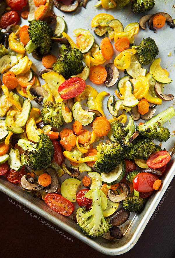 烤蔬菜作法非常的簡單，而且保證不會出錯！把你的烤箱設定在攝氏230度（華氏450度）預熱，把比較硬的蔬菜切成片狀（如紅蘿蔔和馬鈴薯）、比較軟的蔬菜切成小塊（如青花椰菜與南瓜）。接著把它們全部拌上橄欖油和粗鹽，就可以放進烤箱了！記得要先鋪上一層或兩層烤箱專用的隔熱紙在烤盤上，蔬菜也要均勻擺放，大概烤個30到40分鐘，或者你也可以偷看烤箱裡面，覺得烤好了就準備開動吧！