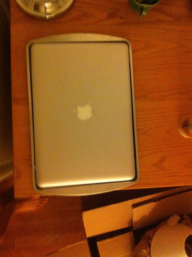 需要一個地方來存放你的MacBook嗎？沒問題！這個餐盤剛好符合你的需求！