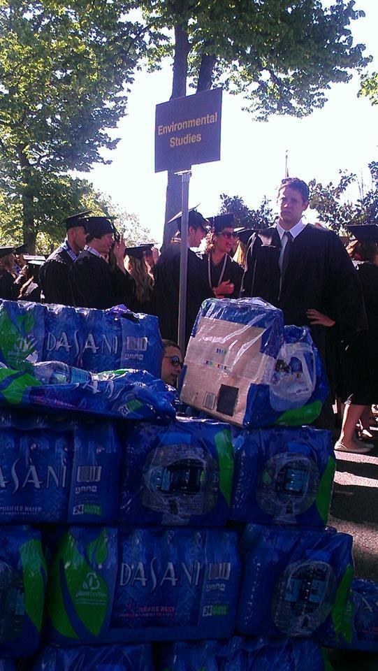 環境學的畢業生們大用瓶裝水（你們這樣不環保！）