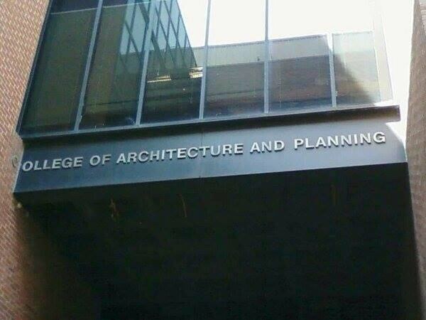 建筑与景观规划学院的标语...字母好像没有规划好耶