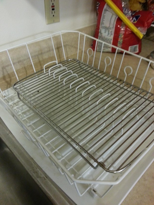 讓我來把這個鐵架洗乾淨，還剛好可以把它放在碗盤架上晾乾呢！