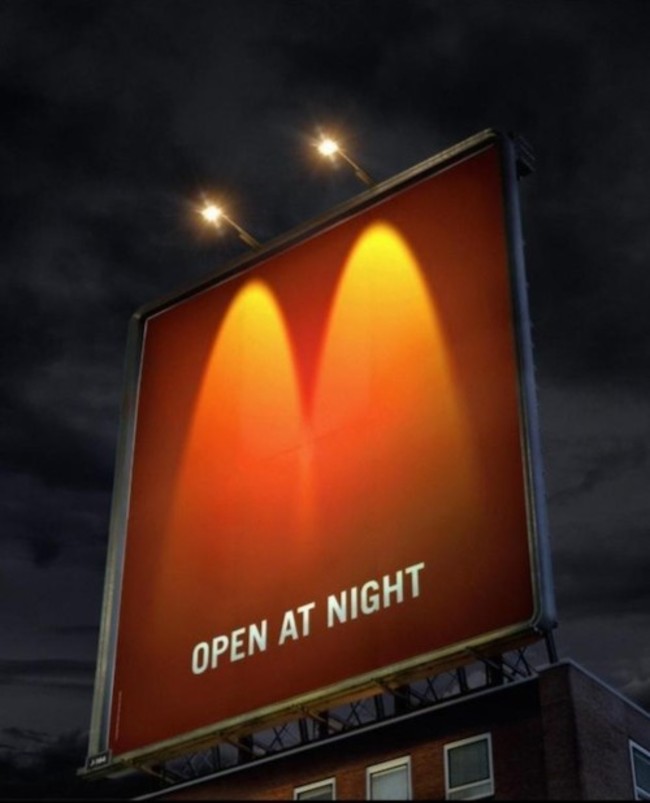 麦当劳广告（上头写：晚上也营业）
