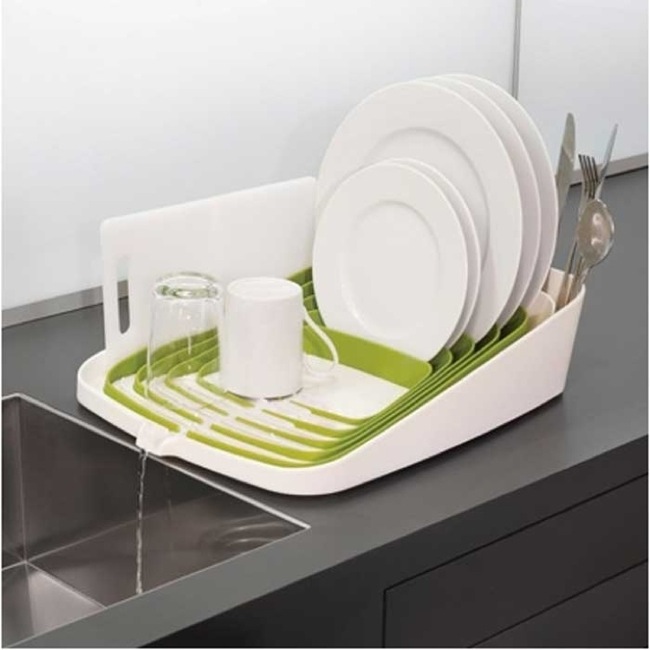 1. 一個會把碗盤的水全部導回水槽的碗盤架。