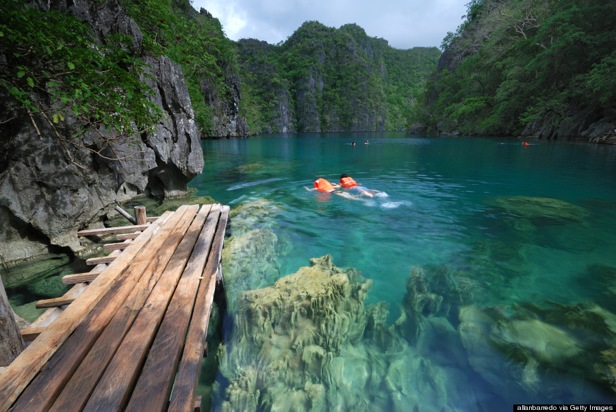 在巴拉望，你可以跑到Bacuit群島上不同的島上探險，尋找美麗的懸崖、沉洞和瀉湖。同時你也可以找時間去公主港 (Puerto Princesa) 享用那裏的美食。聽說那裏還有一些很棒的旅館喔！