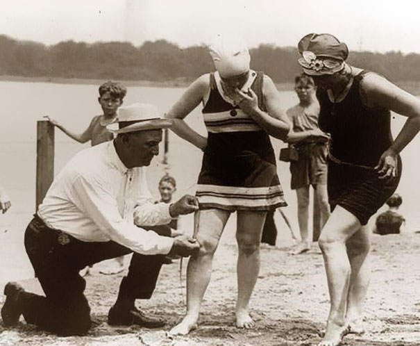 #29 1920年代，測量女性泳衣衣長，過短的女性會遭到罰款。