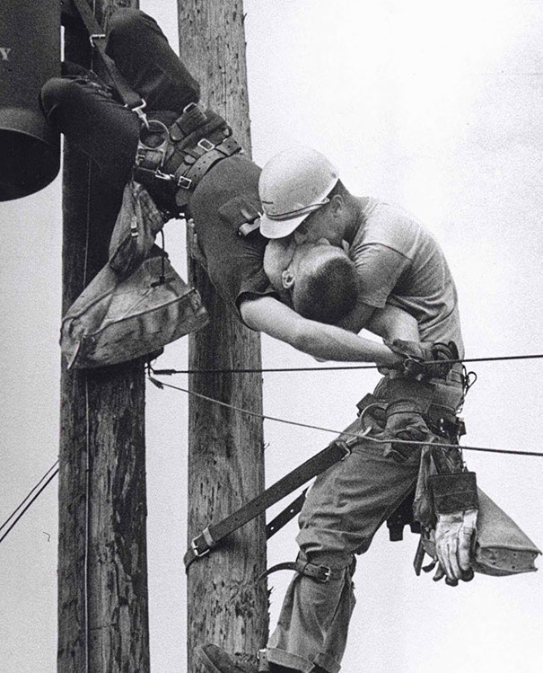 #11 生命之吻：工人在同事遭到高伏特電擊意外後對同事進行口對口人工呼吸。攝於1967年。