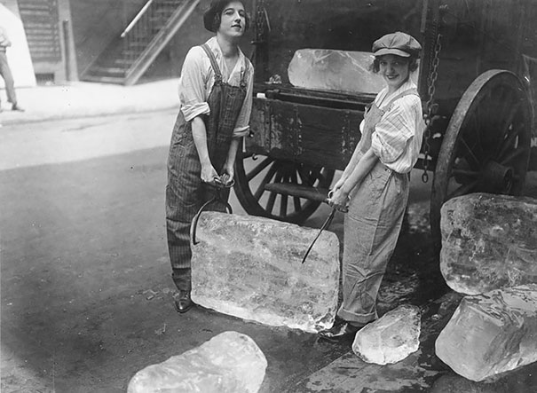 #21 1918年，運送冰塊的女人。