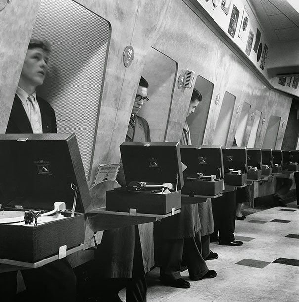 #27 1955年，倫敦音樂商店中的顧客。