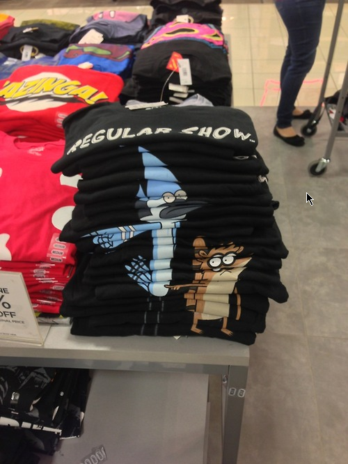 2.  卖场上的T-shirt叠放成图案一目了然的样子...