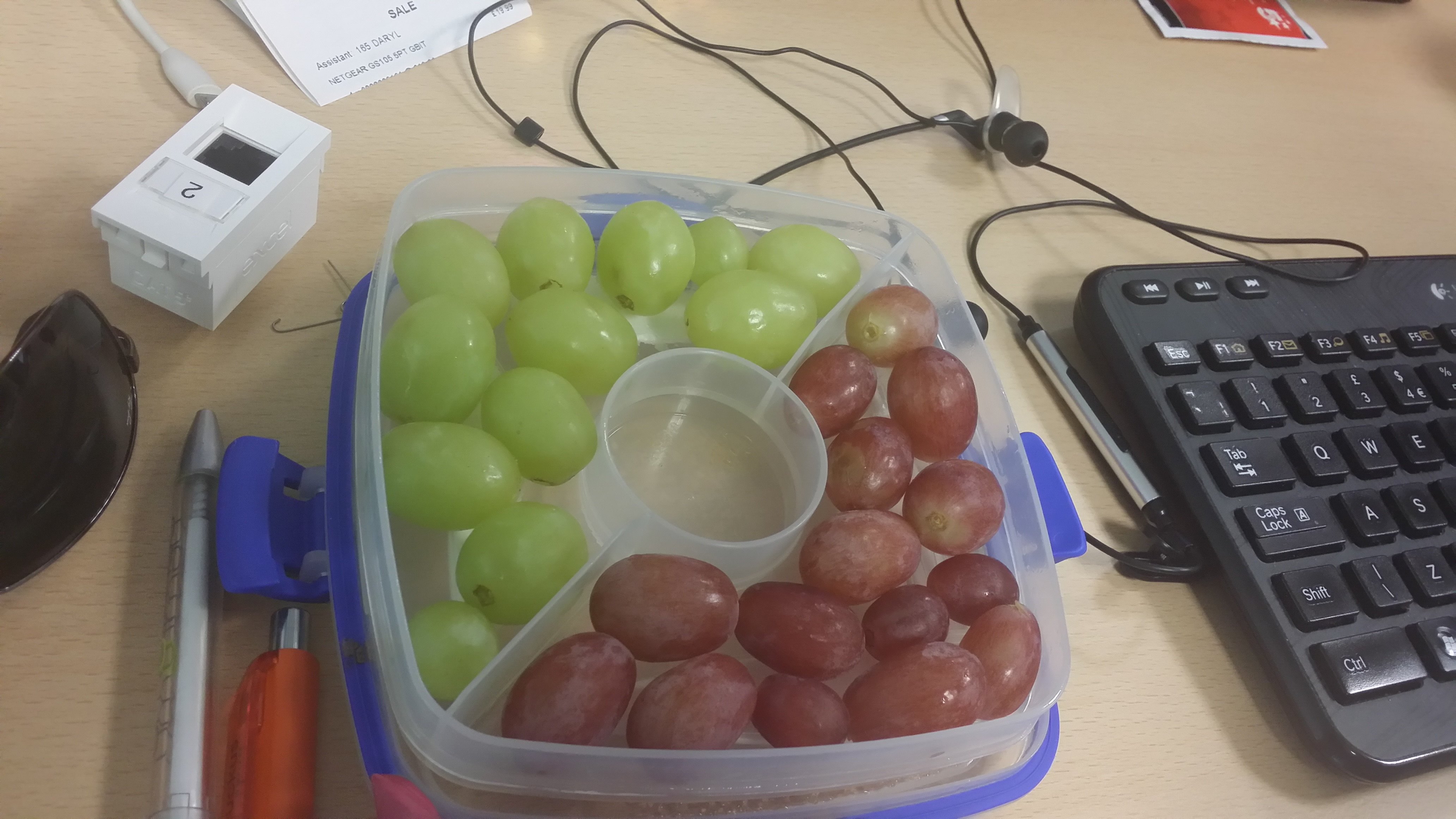 18. 一个摆放完美的葡萄水果盒。