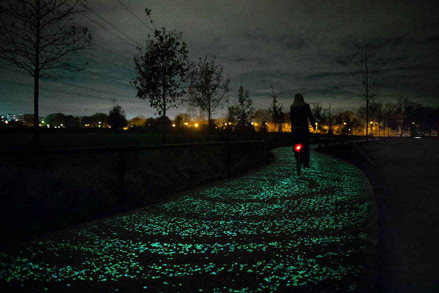 荷蘭的藝術家和設計師Daan Roosegaardeu有設計了一個創新又美麗的腳踏車車道。在夜晚的時候，道路的鵝卵石和LED燈會發光，看起來，就像梵谷 (Van Gogh) 的作品《星空》呢！