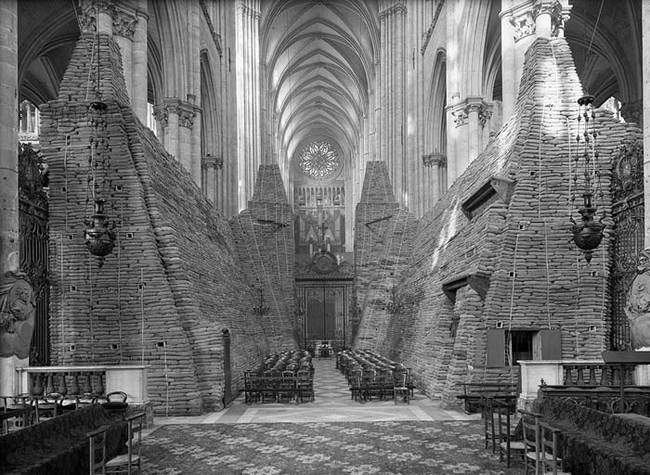 第二次世界大战，亚眠圣母院内的光景