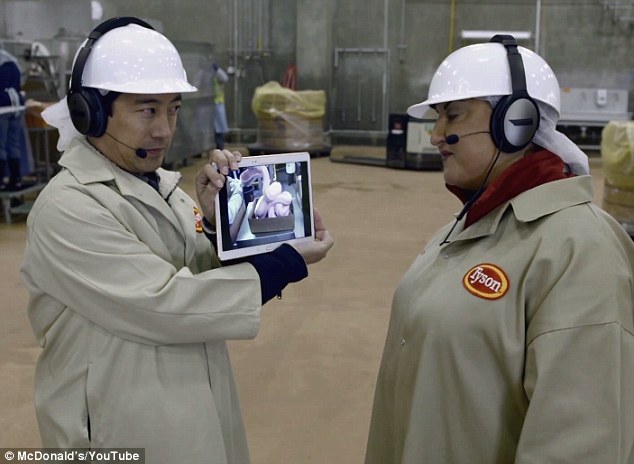節目的一開始，主持人進入食物加工廠，便拿起網路瘋傳的圖片給工廠的導覽員看。