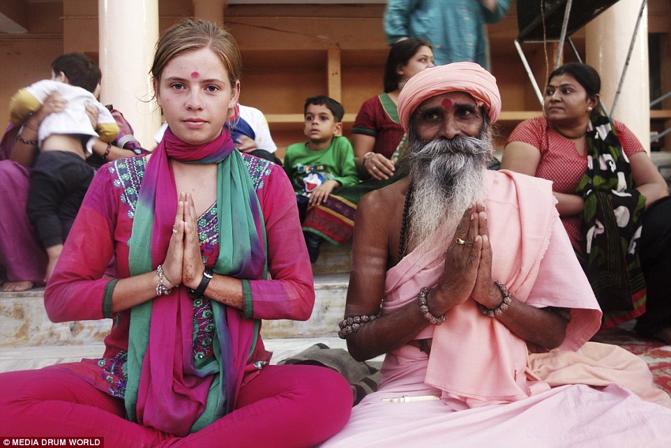 Shirine坐在印度僧侶旁邊祈禱，她認為這趟旅程是人生的一場大冒險。