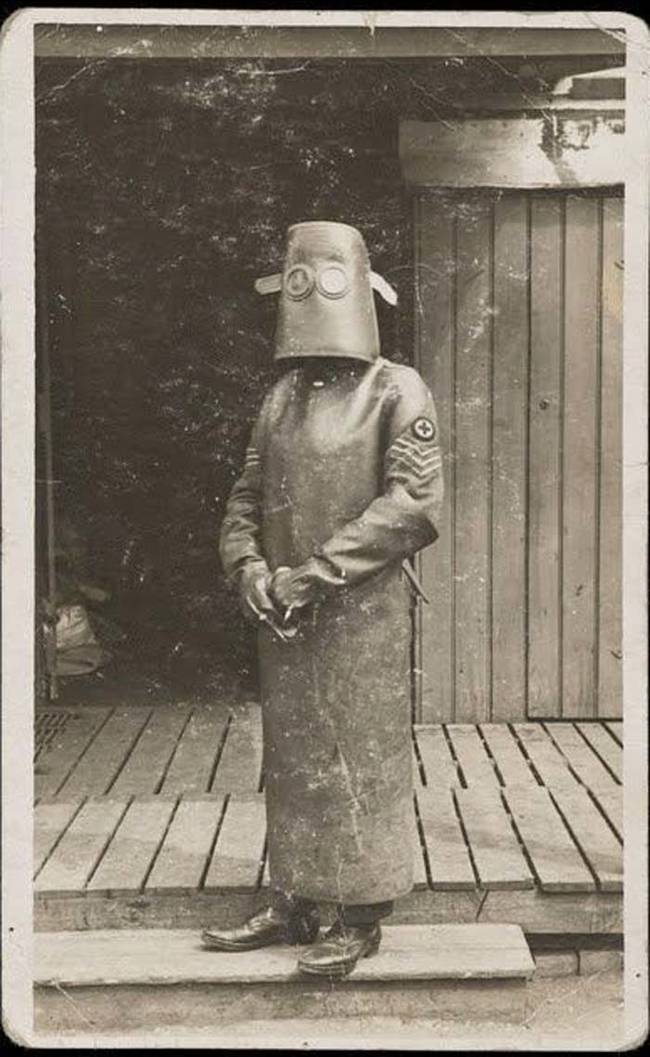 1918年， 一位法國技師和他的護具