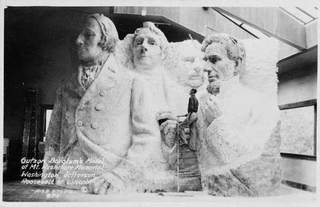 1941年，在资金耗尽之前，拉什莫尔山 (Mount Rushmore)的原创设计