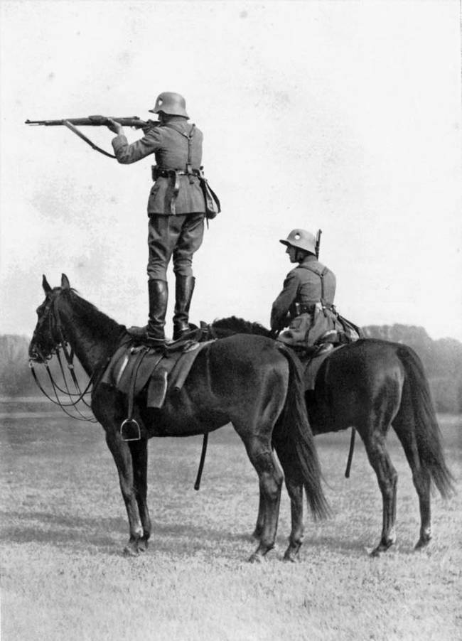 1935年的德國士兵，正在做騎馬打靶的軍事練習