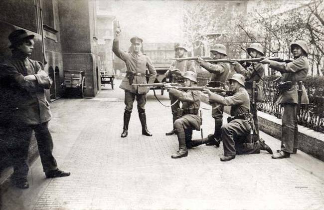 1919年，德國士兵正對反抗分子行刑