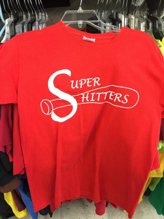 21. 原本是打算寫「超級強棒」（Super Hitter）的衣服，S寫的太大，就變成「超級大便者」（Super Shitter）