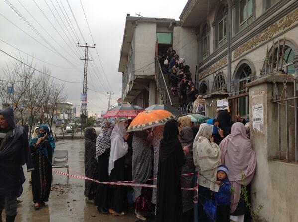 5. 不顾塔利班死亡威胁，参与选举的阿富汗女性。