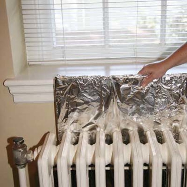 在暖氣或暖爐的後面放一片鋁箔紙板