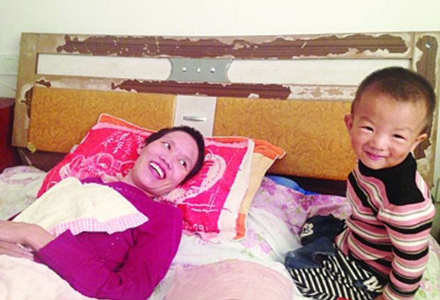 Adorable: Gao Qianbo spends every day by his mother's bedside helping her eat and making her laugh