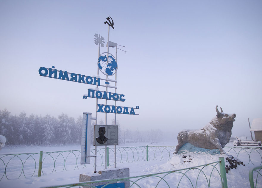 就連村莊的告示牌也讀作「奧伊米亞康，嚴寒之極(Omyakon, The Pole Of Cold)」。