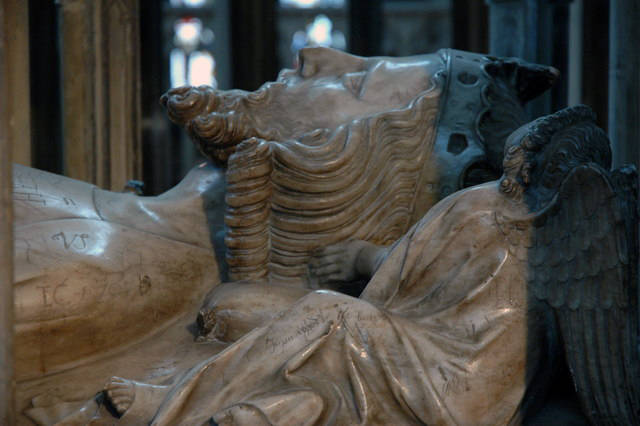 2.) 西元1327年: 英格蘭國王愛德華二世據說死於謀殺，以喇叭深入肛門，灌入融化的鐵，灼燒內臟，外表卻完全無異狀。