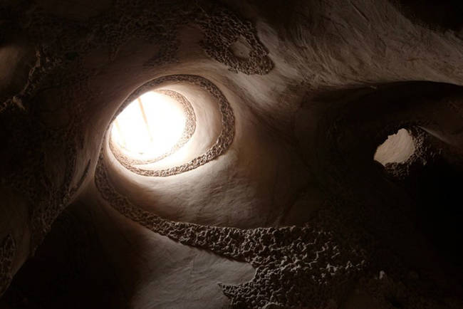  如果沒有這些"光之隧道"，這些洞穴將是完全黑暗的。