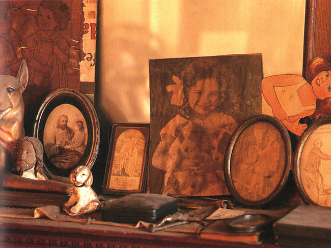 亨利收集了許多宗教小物，以及孩童的照片。