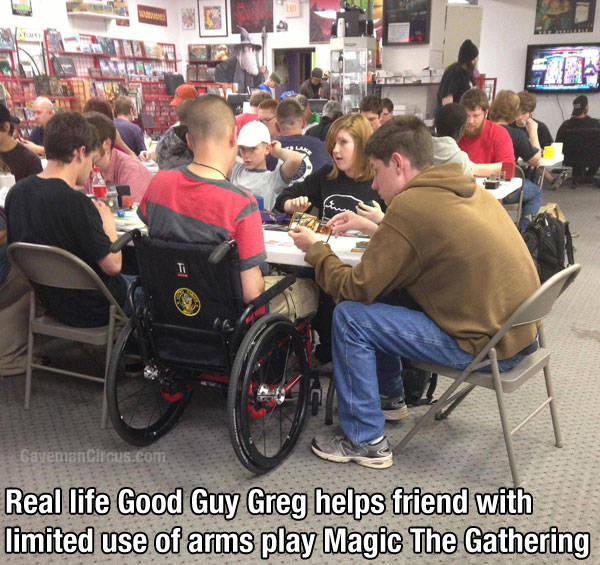 棕色外套的Greg，帮他残障的朋友拿着牌，让他也能加入游戏。