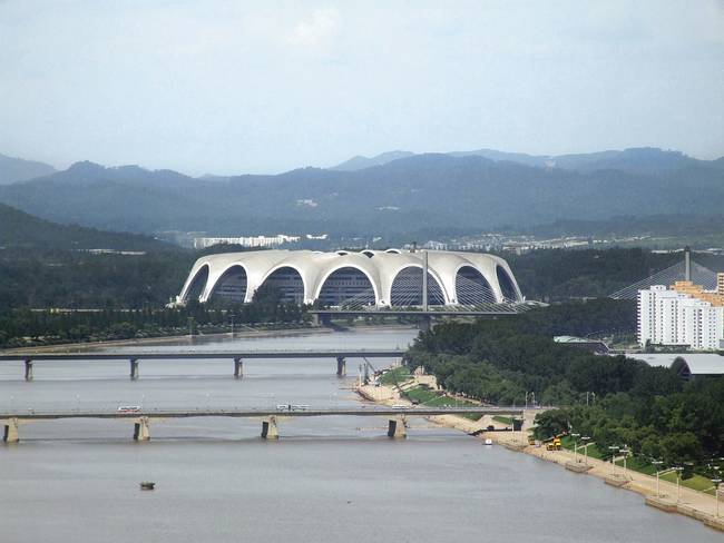 4.) The Rungrado 1st of May Stadium in Pyongyang, North4.)位於平壤的「五一體育館」可以容納15萬人，是世界上最大的體育館之一。