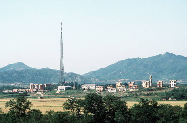5.) 机井洞(Kijongdong）位于北韩北部的非军事区，有200 家集体农场，还修建有育儿中心、幼儿园、小学、中学和医院。 但事实上根本没有人住在那，这里主要是用来说服南韩投降北韩的。