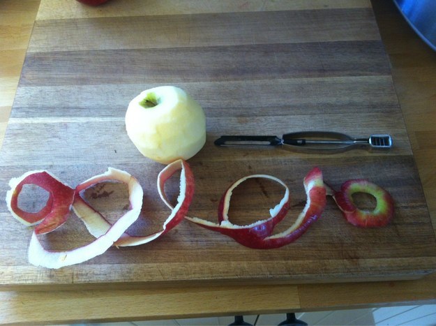 11. 超强刀工切出来的苹果，果皮都没断掉呢！