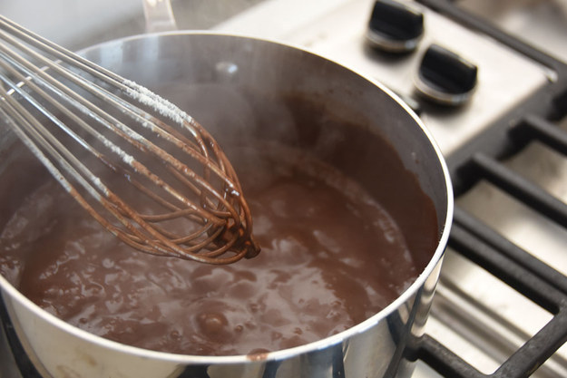 11. 最後把巧克力煮到滾，這會讓口感變得很綿密。開始沸騰冒泡後，就可以把火關掉了。不要滾太久，口感會不好。