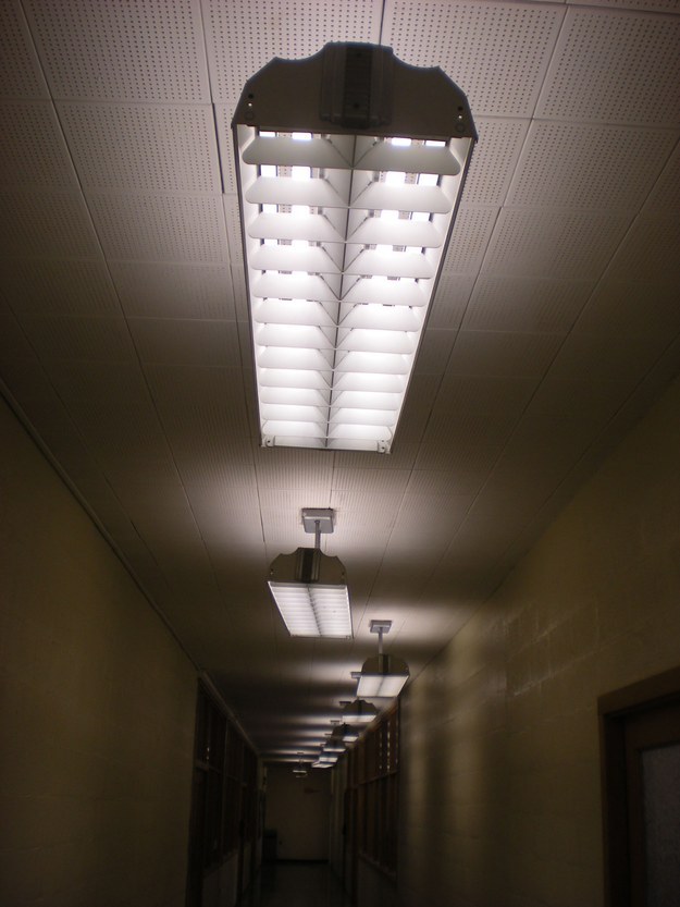9. 這些天花板的燈在走廊上是這樣排的...