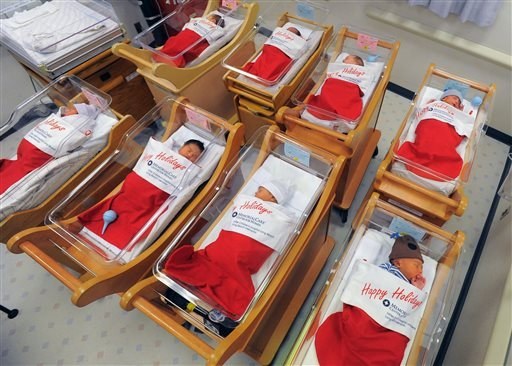 在聖誕期間，於美國各個醫院出生的嬰兒有個特別的驚喜了！一個個的小嬰兒都變成聖誕老人給的禮物，全部都裝在紅襪子裡頭。 