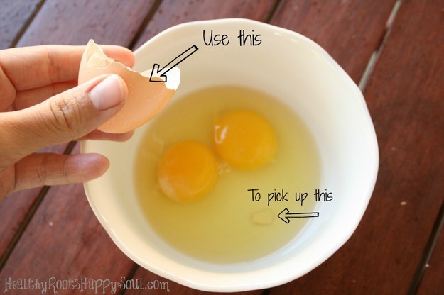 5. 打蛋时如果蛋壳碎了要怎么把小碎屑拿出来？