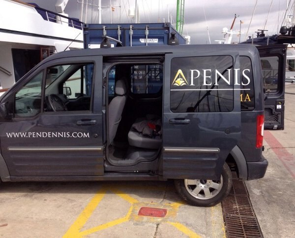 19. 在厢型车原本写了「潘登尼斯」（Pendennis）但车门一拉开，就变成阴茎（Penis）了...