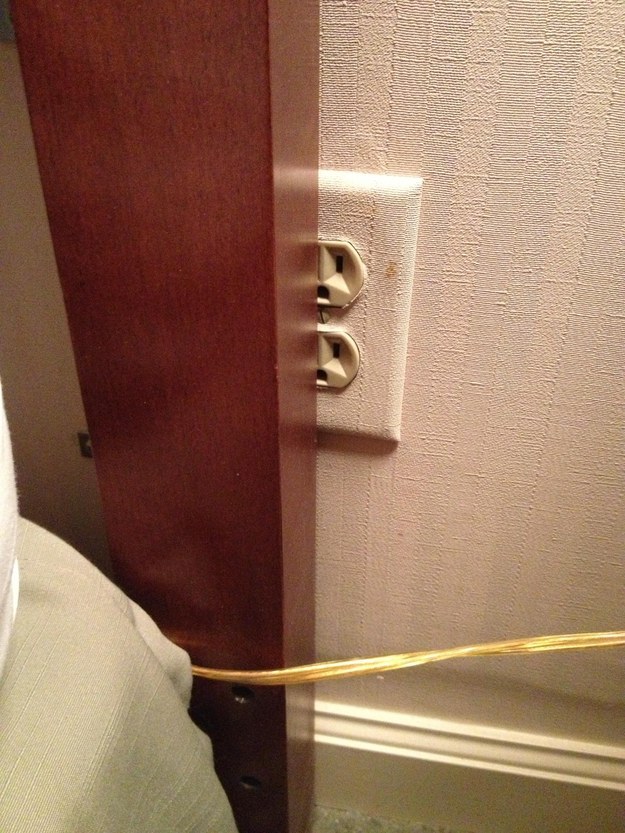12. 電源插座現在必須在床架後面偷窺...