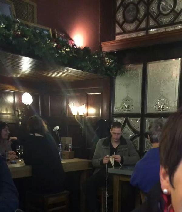 2. 這個男人在倫敦的酒吧裡織圍巾...