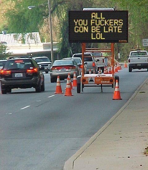 6. 有個混蛋偷偷更改了道路施工標誌...上頭寫「你們這些傢伙一定要遲到了哈哈」。