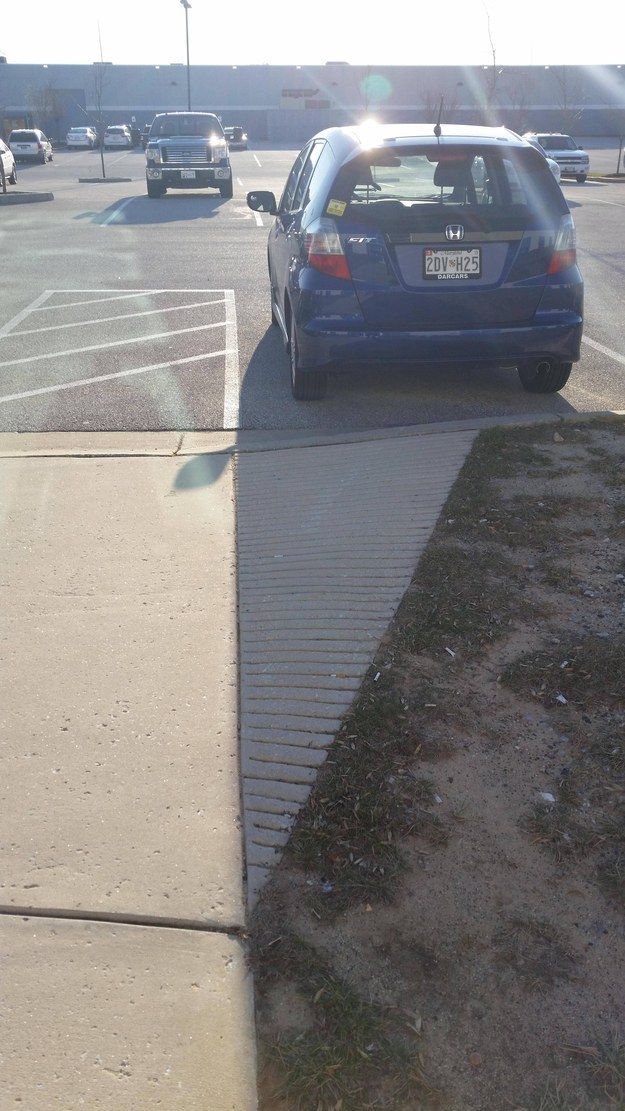 And when this car&#39;s shadow perfectly lined up with the curb. &#x1F699;