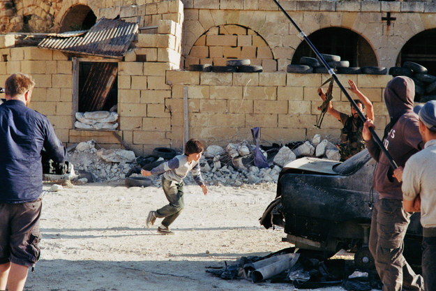 3. 这个叙利亚的男孩并没有真的在枪林弹雨中冲去拯救小女孩，是拍片的。（下方有原影片）