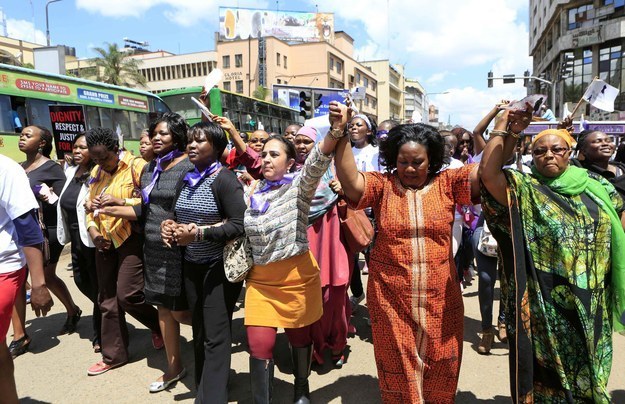 17. 肯亞一名女性因為穿迷你裙被認為「衣著暴露」而當眾遭男子攻擊並且脫光衣服，數百名女性集結於內羅畢街頭為她抗議。