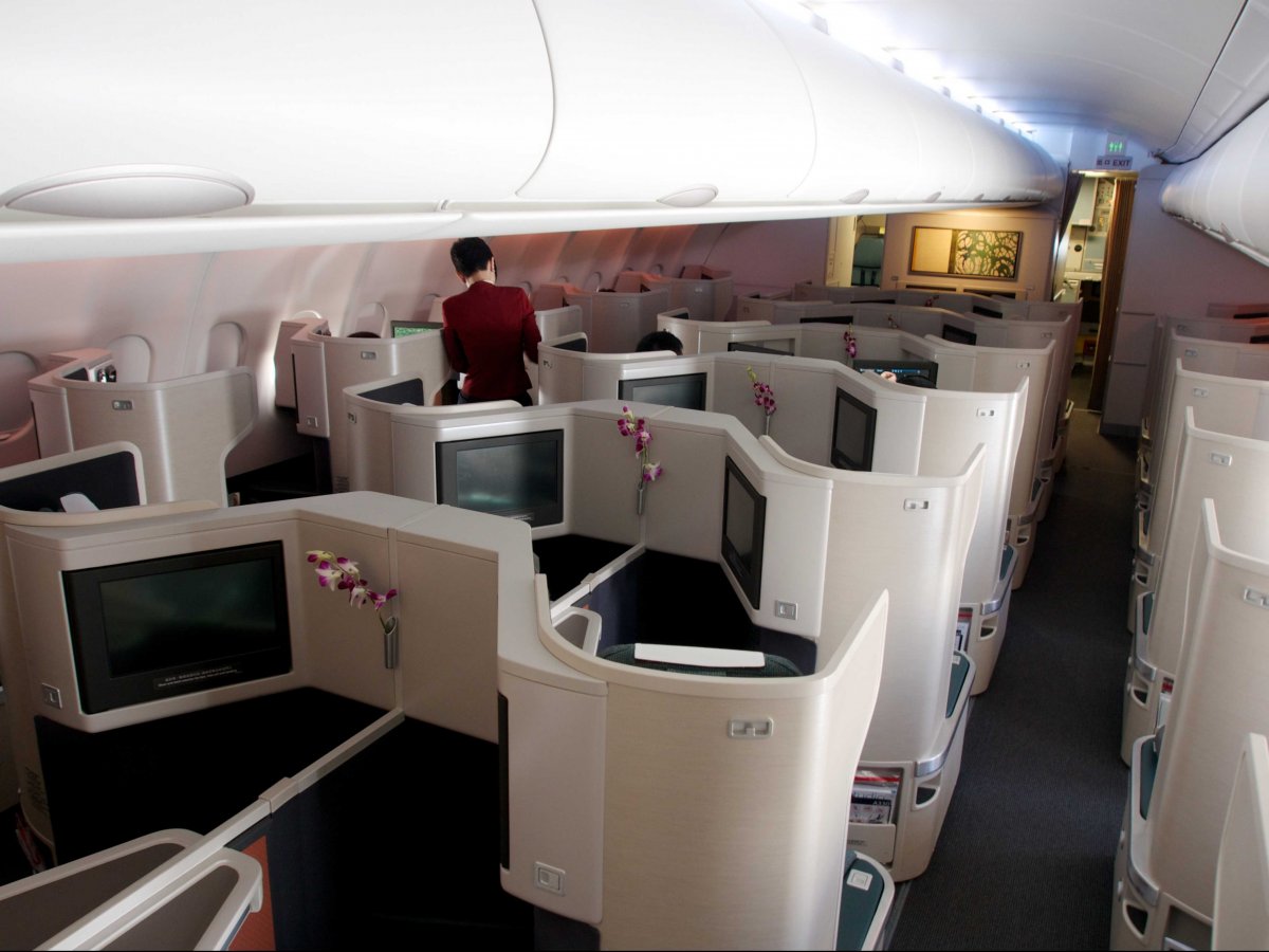 國泰飛機商務艙的排列方式是以人字形的形狀排成，為的是讓每個座椅可以完全向後倒。